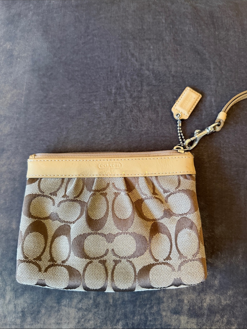Coach • Small Wristlet